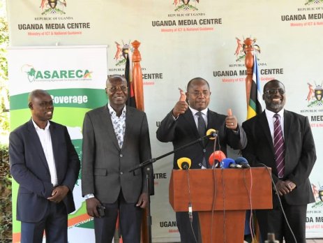 Hon. Kyakulaga (2nd right) flanked by Dr. Warinda (r) and MAAIF and ASARECA staff at the press briefing in Kampala